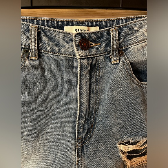 Women’s Forever 21 Ripped Light Denim Shorts - Picture 7 of 8